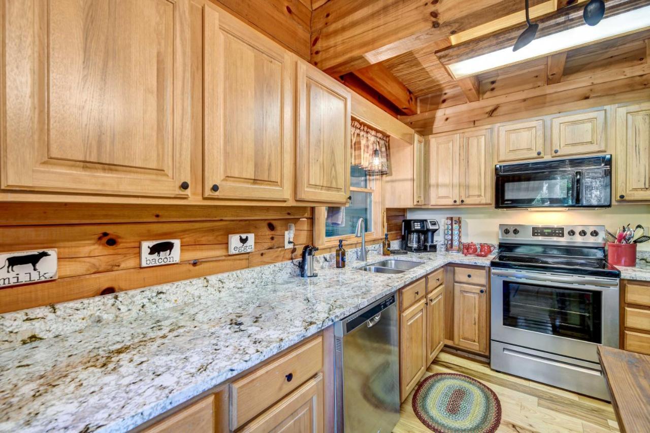 Waynesville Cabin With Covered Deck And Fire Pit! Lake Junaluska Dış mekan fotoğraf